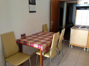 A3 - apt w patio 3 min walking from the beach, Duće